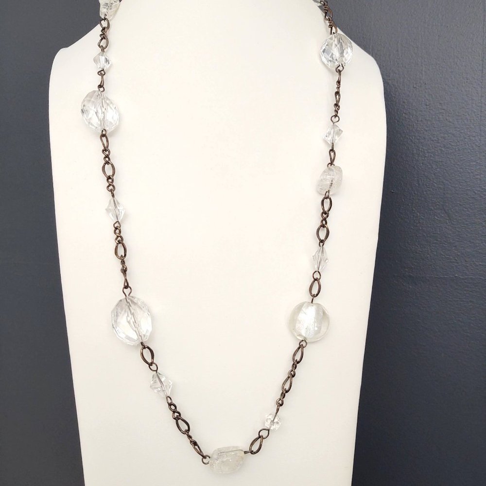 Single strand clear and acrylic beaded necklace